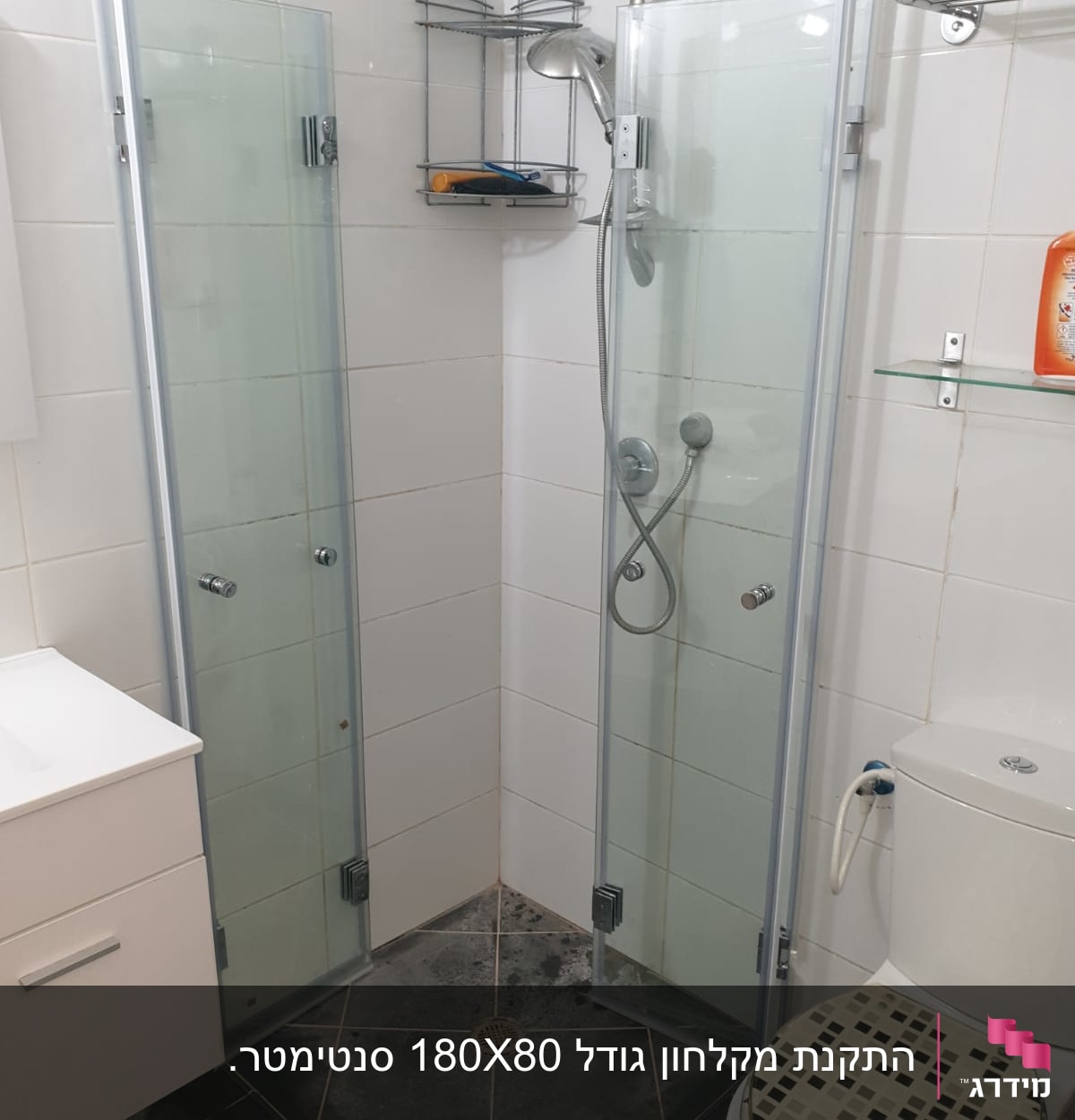 מקלחון זכוכית עם ראש מקלחת ומדף מתכת